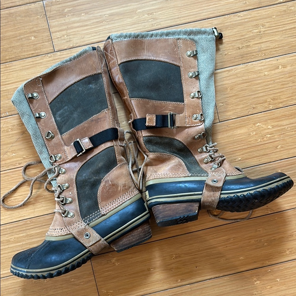 Sorel Tan and Black Boots